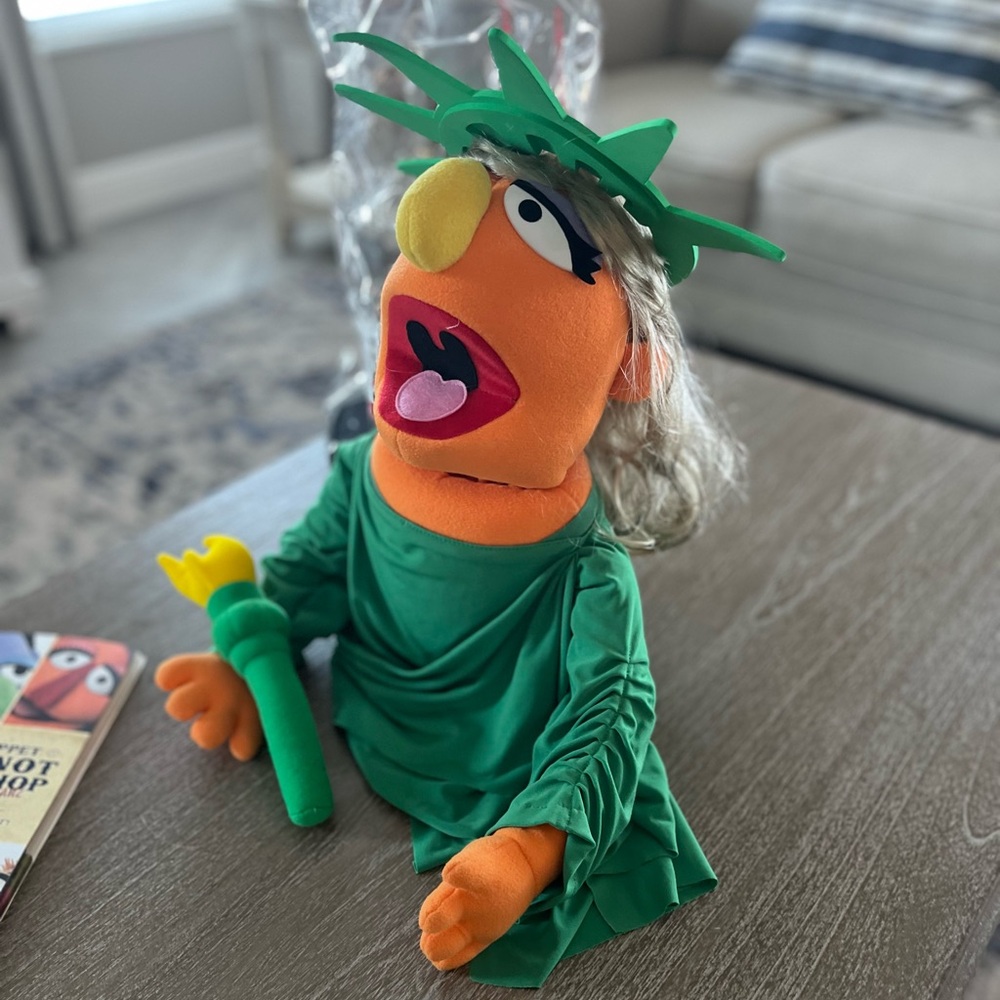 Muppet Whatnot Workshop custom Statue of Liberty puppet w/ branded bag & book